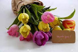 Bonne Fête Des Mères Avec Un Cadeau Fait À La Main, Un Bouquet De Fleurs De  Tulipe En Terre Cuite, De La Reconnaissance Et Une Maman Pour L'amour Lors  D'une Journée Spéciale