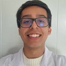 Karadelik Fotoğrafındaki Halka Akresyon Diski Mi Yoksa Arkadaki Işığın  Bükülmüş Hali Mi?