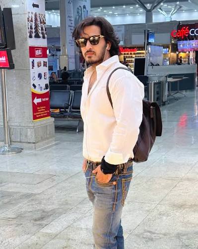 Mumbai to Kolkata 🎤🎥 #kolkata #kolkatabuzz #kolkatagram #kolkatacity #kolkatafashion #kashmir #kashmiri #kashmiris #qazitouqeer