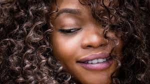 Les salons de coiffure afro n'échappent pas à la règle et doivent s'adapter à une démultiplication des blogs traitant du cheveu et à une plus grande connaissance de la coiffure de la part des clientes. Coiffeur Afro Choisir Son Salon De Coiffure Pour Cheveux Crepus L Express Styles