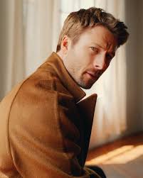 Glen Powell è sulla copertina dell'ultimo numero di The Guardian Saturday.  Fotografie di Erik Carter e styling di Warren Alfie Baker. : r/Fauxmoi