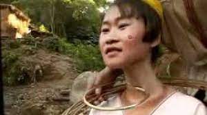 Starting at an early age, women of the padaung tribe wear a coil of brass rings around their necks. Girafkvinden Youtube