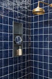 de blauwe vierkante glanzende tegels in combinatie met de nis en koperen regendouche geven de badkamer een nost blauwe badkamer badkamer wandtegels badkamer