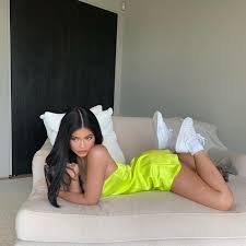 24 204 864 tykkäystä · 1 884 797 puhuu tästä. Kylie Jenner S Latest Instagram Post In A Balenciaga Dress Is Dedicated To Her Backside And Fans Are Thirsty Pinkvilla
