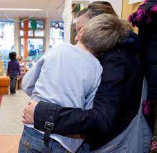 Erzieherin verabschiedet sich von eltern und kindern. Kinder So Fallt Der Abschied In Kita Krippe Leichter Welt