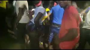 Yan suke iskanci a cikin daki bayan sunyi rawar duwawu da gindi da nonuwa lalata iya lalata. Kalli Wata Rawar Iskanci Samari Da Yan Mata