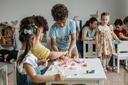 24.101+ Fotos y Imágenes de Niños jugando en la escuela Gratis · Banco de Fotos Gratis
