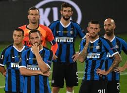 Martinez und sein kongenialer partner lukaku hatten gleich zu beginn der zweiten halbzeit chancen, um zu erhöhen. Inter Ko La Juve Twitta Al Fischio Finale E Vendica Cardiff Complimenti Al Siviglia Foto Primapagina Calciomercato Com