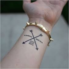 Qui n'a pas, un jour, songé à se faire tatouer une fleur délicate, minimaliste ou pleine de romantisme ? Tatouage Date De Naissance Gallery