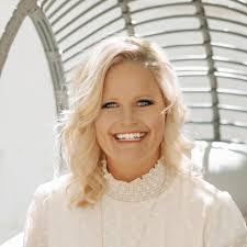 Holly Riehl's Instagram, Twitter & Facebook