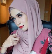 Netizen diseru supaya tidak menjadi 'batu api' dalam insiden rusuhan di kuil sri maha mariamman di usj 25, putra heights, subang jaya, selangor kerana sikap sedemikian hanya akan memburukkan keadaan. Bercakap Seolah Olah Hidup 24 Jam Bersama Kami Izreen Azminda Nafi Jadi Perampas Minta Netizen Jangan Jadi Batu Api Kisah Dunia