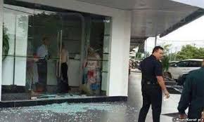 Logo pdrm serta logo logo cawangan jabatan unit polis bantuan suksis persatuan berkait dgn pdrm. Cermin Pejabat Tabung Haji Pecah Polis Nafi Khianat Mrm Pantsuit Suits Pants