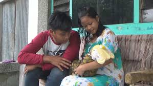 Fenomena batu petir milik ponari sangat luar biasa, walupun hal itu tidak bisa dibuktikan secara medis tapi meski begitu tak menyurutkan niat masyarakat yang mau berobat pada ponari. Ponari Dukun Cilik Jombang Kini Punya Anak Bacaini Id