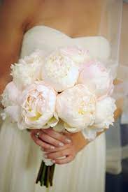 Pour les mariées nature au style champêtre, sélectionnez un bouquet libre en mouvement, une nouvelle tendance que cécile vous recommande. Pivoines Bouquet De Mariage Mariage Rose Decoration Mariage