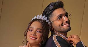 أحمد خميس برفقة شبيهة مشاعل الشحي والجمهور يشكك بصحة الصورة Crown Jewelry Fashion Jewelry