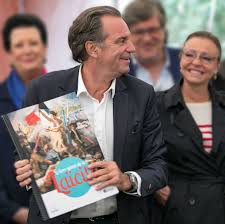 Renaud muselier avait refusé par avance jeudi tout « accord d'appareil » avec lrem. Renaud Muselier Le Livre Geant De La Laicite