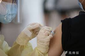 麻腮风三联疫苗（英語：measles mumps and rubella vaccine, mmr），港澳台译为麻疹腮腺炎德國麻疹混合疫苗，，大陆简稱麻腮风疫苗，是预防麻疹、腮腺炎、风疹（德國麻疹）的疫苗，由三種疾病病毒的活性減毒性病毒混合而成，是以注射的方式施打疫苗。 32jfboi Vby1rm