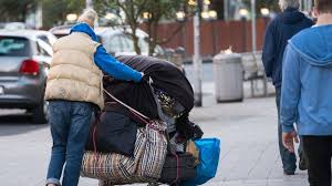 Ungarn ist das erst land, das im vergangenen jahr ein gesetz verabschiedet hat, das ein leben auf der straße verbietet. Verscharftes Gesetz Ungarn Kriminalisiert Obdachlose