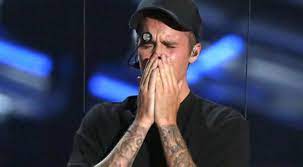 Alors que son album acoustique, believe acoustic, est attendu dans les bacs le 29 janvier prochain. Justin Bieber Supplie Les Fans De Faire Jouer Sa Nouvelle Chanson Yummy Sur Repeat Pendant Qu Ils Dorment Pour Avoir Un 1 99scenes 99scenes