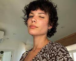 See more ideas about halsey, halsey short hair, halsey hair. Halsey S Hair Looks From Bald To Natural Short Style Capital
