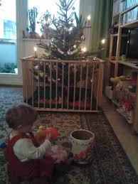 So früh gab es ihn noch nie, er ist im ständer arbeite bekommt einen weihnachtsbaum, gab es bei der weihnachtsfeier.ich bin sonst kein weihnachtsfeiermensch, aber die war toll.große halle. Weihnachtsbaum Und Krabbelkind Im Haushalt Frag Mutti