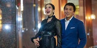 Rini fatimah zaelani (born 1 august 1982), known professionally as syahrini, is an indonesian singer and actress. Mesra Syahrini Pamer Foto Dicium Reino Barack Di Atas Jet Pribadi Kapanlagi Com