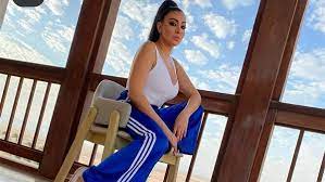 بدأت، منذ أيام، المذيعة الشابة بقناة on sport ميرهان عمرو تقديم برنامج صباح أفريقيا مع المذيعة أميرة جمال، وهو البرنامج. Ù…ÙŠØ±Ù‡Ø§Ù† Ø¹Ù…Ø±Ùˆ