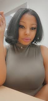 Iris Rowe's Instagram, Twitter & Facebook