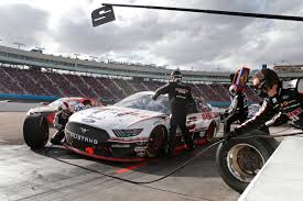 Here's how they do it. Brad Keselowski 2 Makes A Pit Stop For Tires And Fuel On Lap 196 During A Nascar Cup Series A Las Vegas Review Journal