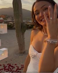 Our very own @jenna_stormwarner got engaged! Send her some big congrats in  the comments!!!! 🎉