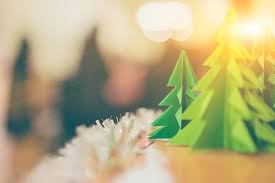 Avec la paire de ciseaux, découpez le bas du sapin en trois fois. Comment Fabriquer Un Sapin De Noel Gamm Vert