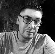 Severus Snape~ El Príncipe mestizo, un experto en Pociones, Legeremancia,  Artes oscuras y demás ramas de la magia. El mortifago mas poderoso de todo  el ejercito de ~Lord Voldemort~, el era el