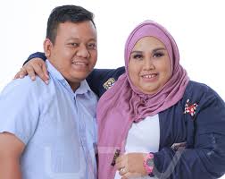 Jelasnya lagi, di zaman teknologi ini sesiapa sahaja boleh menggunakan gambarnya untuk membuat akaun palsu. Tiada Lagi Aksi Lucu Suami Isteri Dalam Kereta Kak Girl Sahkan Sudah Bercerai Orang Hanya Nampak Gelak Ketawa Hiburan Mstar