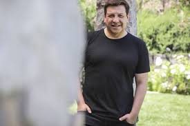Inmigrante, que ha podido crear un negocio internacional, mentoriando a otros en crecimiento personal y un desarrollo. Julio Cesar Rodriguez Hablo Por Primera Vez De Su Relacion Amorosa