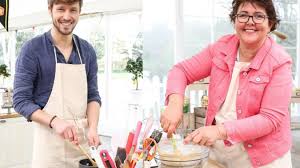 Dans le meilleur pâtissier, des candidats s'affrontent durant six semaines pour convaincre cyril et mercotte de leur talent culinaire. Le Meilleur Patissier Le Dessert Tourne A La Catastrophe Pour Le Bailleulois Baptiste