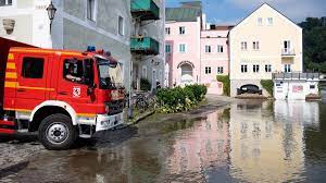 Reißendes hochwasser schwemmt an münchner brücken treibgut an. Hochwasserlage In Bayern Entspannt Sich Br24