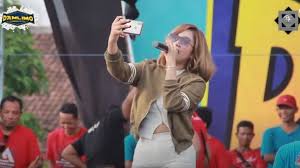 Lagu pop ini dimuat bersama sembilan buah lagu lainnya yang digarap di. Lirik Lagu Tarik Sis Semongko Kini Tinggal Aku Sendiri Bunga Thomas Arya