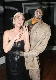 With long blonde waves and vintage glam, katy's performance look had many fans mistaking. Katy Perry Backstage At Beetlejuice On Broadway 05 07 2019 Celebmafia