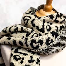 Vente et négoce de textiles à mailles filets, résilles, tulle, maille polyester tissu grille maille ronde, hexagonale et carré, se décline en bleu foncé, bleu clair, blanc, orange, vert, sable, etc. Laura Vita Leopard Print Knitted Scarf Shawl
