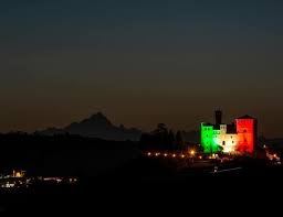 Il castello di grinzane cavour e l'enoteca regionale piemontese cavour sono chiusi al pubblico. Un Messaggio Di Fiducia E Speranza Anche Il Castello Di Grinzane Cavour Illuminato Dal Tricolore Il Corriere Di Alba Bra Langhe E Roero