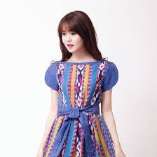Kain kreasi mereka ini disebut kain songket. Ikat Indonesia