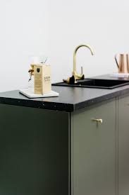 We dare to say that our tall kitchen cabinets, with their range of heights, widths, depths and colors, fits in much any kitchen. Terra Collection Fropt