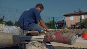 J ai eu un devis pour une piscine 8×4 avec pompe a chaleur a 24000 euros chez des joyaux ce qui parait honnete. Construction D Une Piscine Desjoyaux Youtube