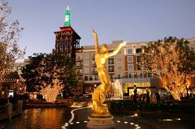 Christmas Time Glendale Americana Glendale California Places To Go Glendale California Places To Visit