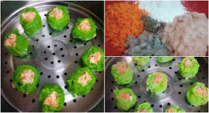 Resep dimsum ayam udang ini berbahan dasar ayam dan udang cincang yang dicampur dengan beberapa bahan lainnya, lalu dibungkus dengan menggunakan kulit siomay dan ditambahkan sedikit parutan wortel diatasnya, kemudian dikukus hingga matang. Resepi Dimsum Homemade Yang Mudah Ringkas Jimat