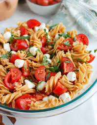 This Caprese Pasta Is A Recipe You Can Eat Warm Or Cold Pasta Is Mixed With Garlic Fresh Tomatoes Mozzarella Cheese Bas In 2020 Caprese Pasta Caprese Recipes Pasta