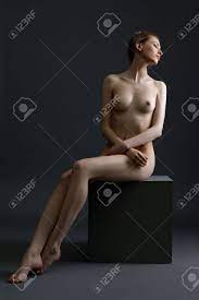 큐브에 앉아 나른한 누드 모델의 스튜디오 스냅 샷 로열티 무료 사진, 그림, 이미지 그리고 스톡포토그래피. Image 39505340