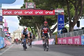 She is the daughter of actress and former theater troupe teacher maggie baird, and actor patrick o'connell, both of whom are also musicians, and work on o'connell's tours. Giro 2021 Caleb Ewan Coiffe Au Poteau Les Autres Sprinteurs Et Remporte La 5eme Etape Sport Fr