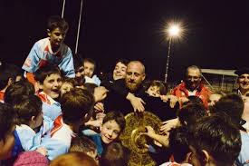 Présentation du bouclier de brennus au stade pierre antoine. Nuit Rugby Y Toros A Captieux Regis Sonnes Apporte Le Bouclier De Brennus A L Entrainement Des Minots Le Republicain Sud Gironde