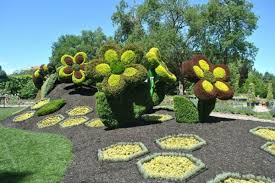 Blumen für den garten hinter dem allgemeinen begriff blumen verbergen sich eine menge pflanzmöglichkeiten für den heimischen garten. Gartenfiguren Aus Pflanzen Wunderliche Gartenkunst In Atlanta